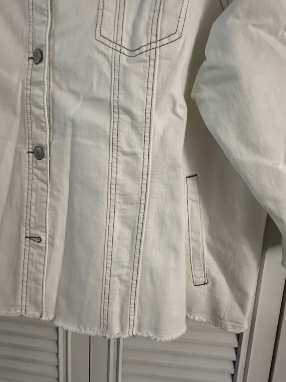 Logo by Lori Goldstein Light Cream Denim Raw Hem Jacket Size 26W - Picture 2 of 5